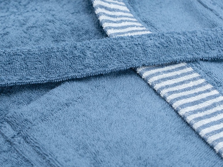 Blaues Handtuch mit weißen Streifen.