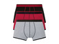Drei Paar Boxershorts in Schwarz, Rot und Grau.