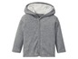 Ein grauer Baby-Hoodie mit Knöpfen und einer Kapuze mit Ballon-Druck.