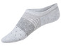 Graue Socken mit Streifen und Punkten.