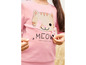 Ein rosa Sweatshirt mit einem Katzenmotiv und dem Schriftzug 'Meow, very cute cat'.