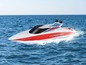 Ein weißes und rotes Revell RC-Boot namens 'Sundancer' fährt über Wasser.