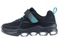 Schwarze Sneaker mit leuchtenden Sohlen
