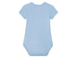 Ein hellblauer Baby Strampler mit kurzen Ärmeln.