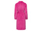 Ein rosa Bademantel mit Gürtel.