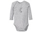 Ein graues Baby-Langarmshirt mit Giraffen-Motiv.