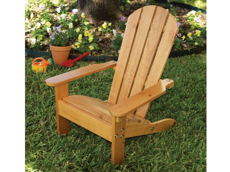Ein Holzstuhl für Kinder im Garten.