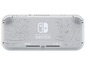 Eine graue Nintendo Switch Lite mit einem Design von Zacian und Zamazenta.