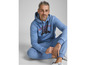 Mann in einem blauen Hoodie und Jogginghose mit dem Schriftzug 'Athletic Div'.