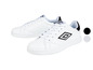 Weiße Umbro Sneaker mit schwarzem Logo.