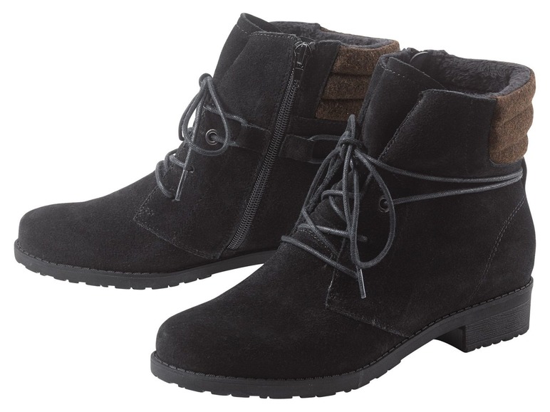 Zwei Paar schwarze Schnürstiefel.