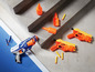 Nerf Elite Disruptor und zwei Nerf-Pistolen mit Darts.
