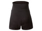 Schwarze Shorts mit hohem Bund.