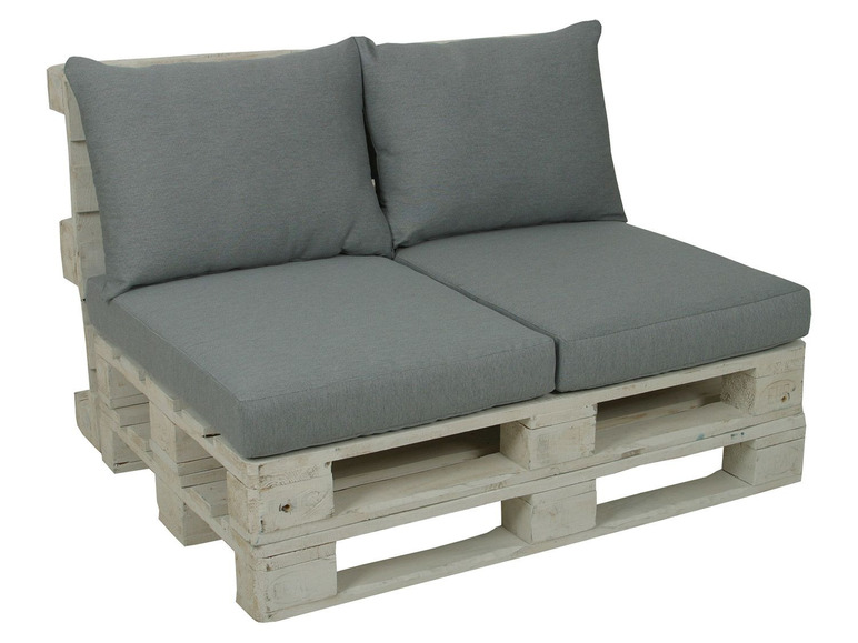 Graue Kissen auf einem weiß gestrichenen Palettenmöbel.