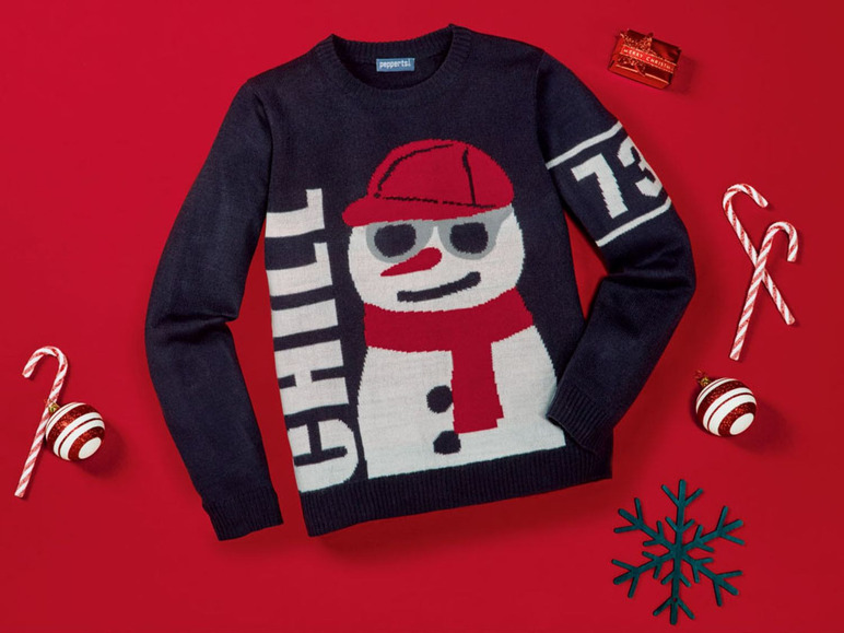 Ein blauer Weihnachtspullover mit einem Schneemann und Zuckerstangen.