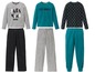 Drei Sets Jungen-Pyjamas mit langen Ärmeln, mit einem bedruckten Shirt und einer unifarbenen Hose.