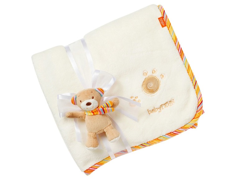 Eine Babydecke von Babyfehn mit einem Teddybär.