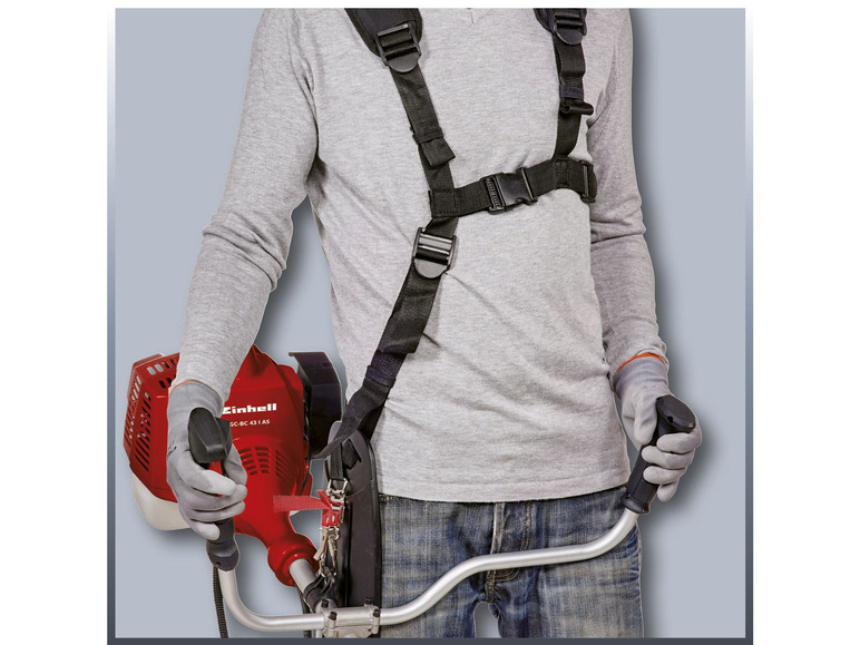 Ein Mann mit einer Einhell Freischneider mit Tragegurt.