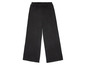 Schwarze Hose mit weiten Beinen.