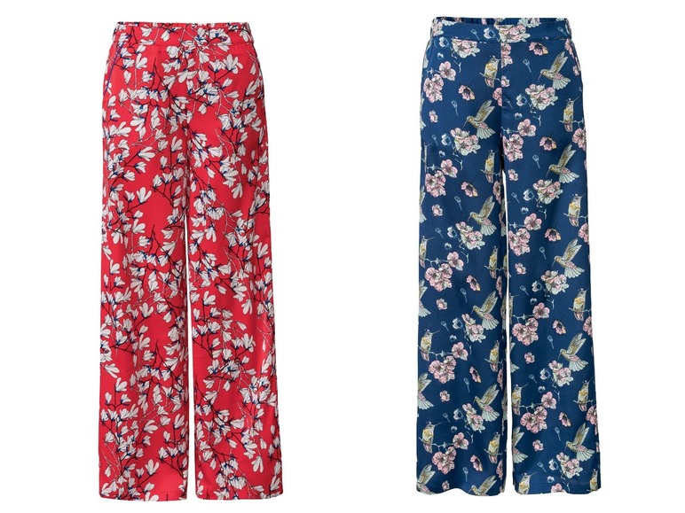 Zwei Paar weite Hosen mit Blumenmuster, eine in Rot mit weißen Blüten und die andere in Blau mit rosa Blüten und Vögeln.