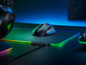 Eine Razer-Maus auf einer RGB-Mausmatte mit einem Headset in der Nähe.
