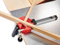 Eine Bessey-Klemme zum Verbinden von Holzpaneelen.