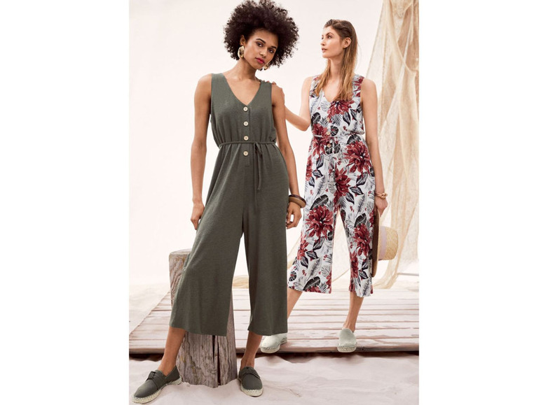 Zwei Frauen tragen sommerliche Jumpsuits mit Blumenmuster.