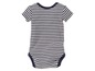 Ein gestreiftes Baby-Body mit kurzen Ärmeln.