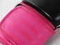 Schwarze und rosa Boxhandschuhe mit weißen Streifen.