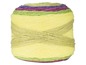 Eine Garnrolle mit gelben, grünen und violetten Streifen.
