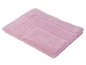 Eine gefaltete rosa Badematte.