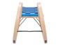 Ein hölzerner Schlitten mit einem blauen gewebten Sitz.