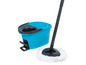 Ein blauer Vileda Eimer und Mopp zum Putzen von Böden.