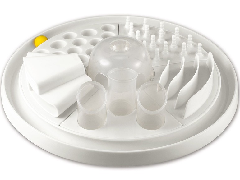 Eine runde Hundefutter-Puzzle mit verschiedenen Fächern, einschließlich einer beweglichen Abdeckung.