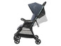 Ein blauer Maxi-Cosi Kinderwagen mit Verdeck