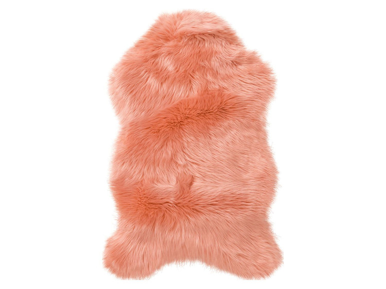 Ein weicher, rosa, künstlicher Fellteppich.