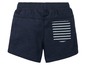Dunkelblaue Shorts mit einer gestreiften Tasche.