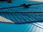 Die Textur eines blauen aufblasbaren Paddleboards mit einem weißen Abschnitt.