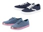Zwei Paar blaue Sneaker, ein Paar mit rosafarbenem Glitzerrand.