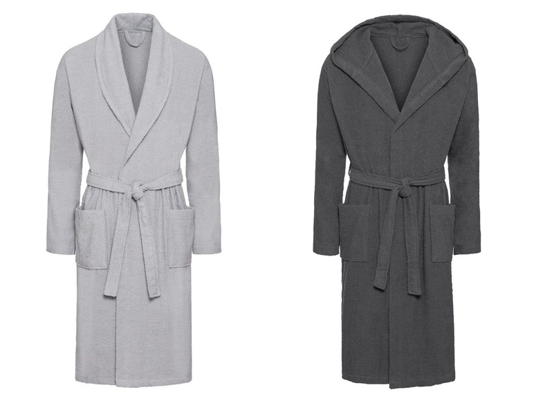 Zwei Bademäntel, einer mit Kapuze und einer ohne.