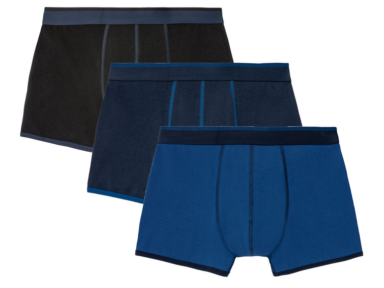 Drei Paar Boxershorts in Schwarz und Blau.