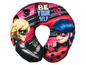 Ein Nackenkissen mit Motiven von Miraculous: Geschichten von Ladybug & Cat Noir.