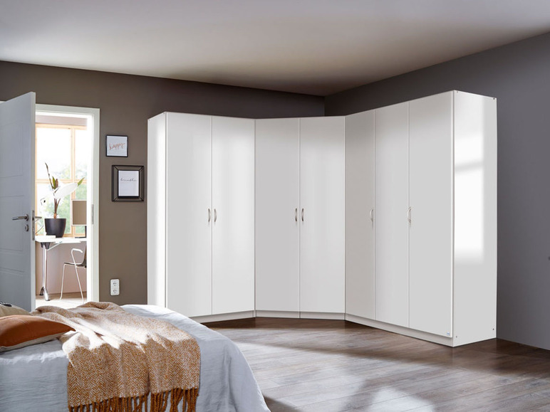 Ein weißer Eckkleiderschrank in einem Schlafzimmer