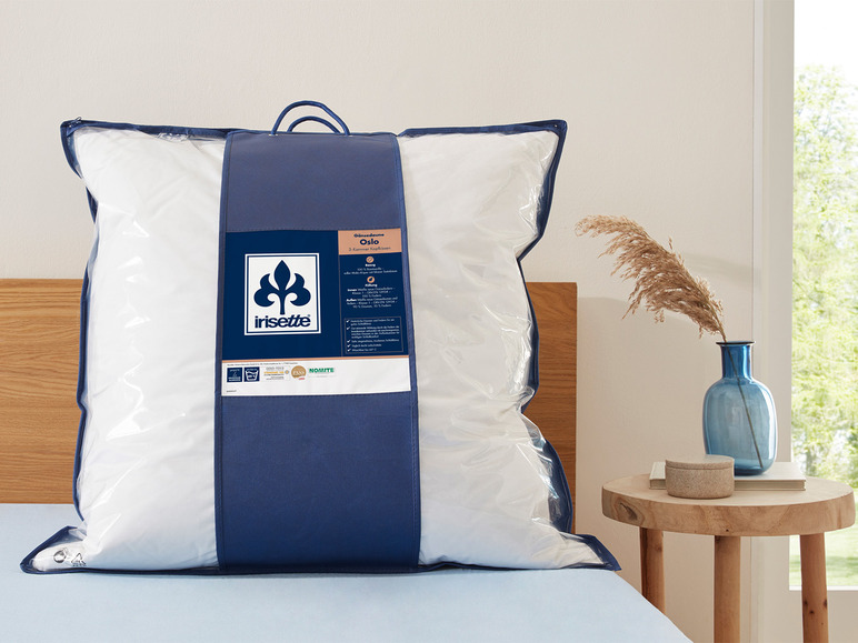 Ein Irissette Oslo Kissen mit Daunenfüllung in einer Schutzverpackung.