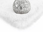 Ein weißer, flauschiger Teppich mit einer Glaskugel darauf.
