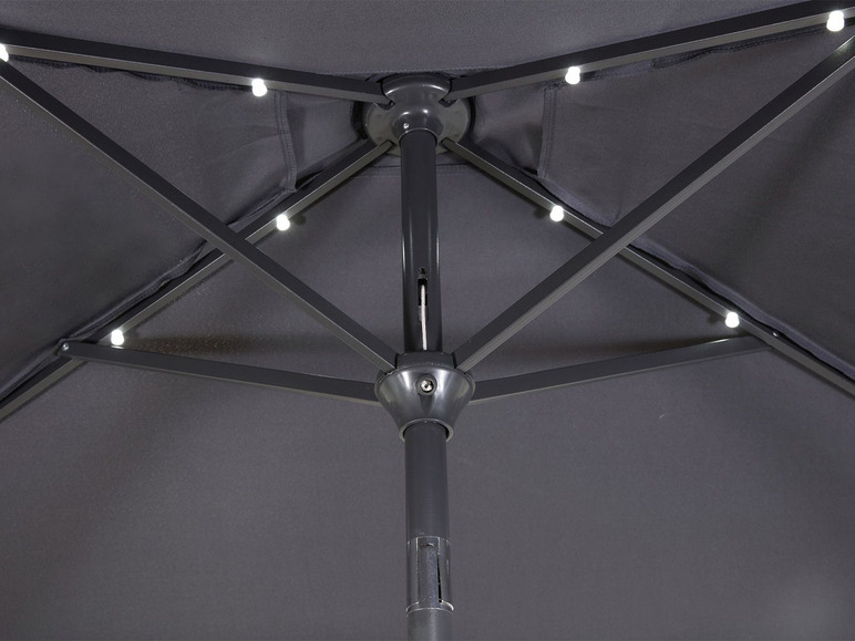 Ein schwarzer Sonnenschirm mit integrierter LED-Beleuchtung.