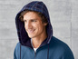 Mann in einem blauen Kapuzenpullover mit karierter Kapuze.