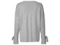 Grauer Pullover mit Schleifen an den Ärmeln.