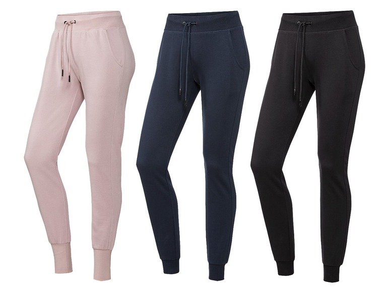 Drei Paar Jogginghosen in rosa, dunkelblau und schwarz.