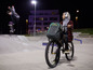 Eine Frau mit einem WHEELE-Rucksack fährt Fahrrad in einem Skatepark.